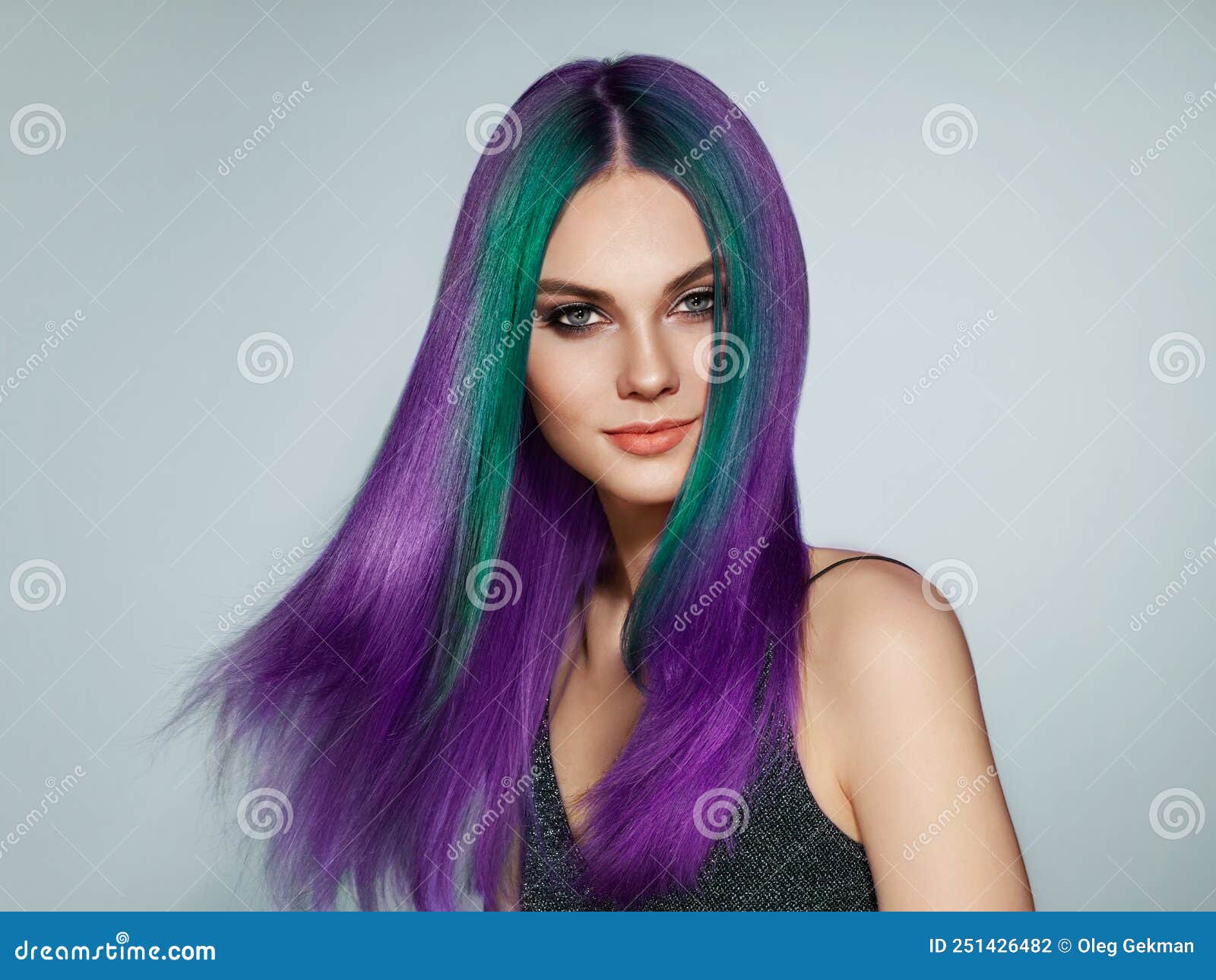 Uma imagem de uma garota com cabelos coloridos