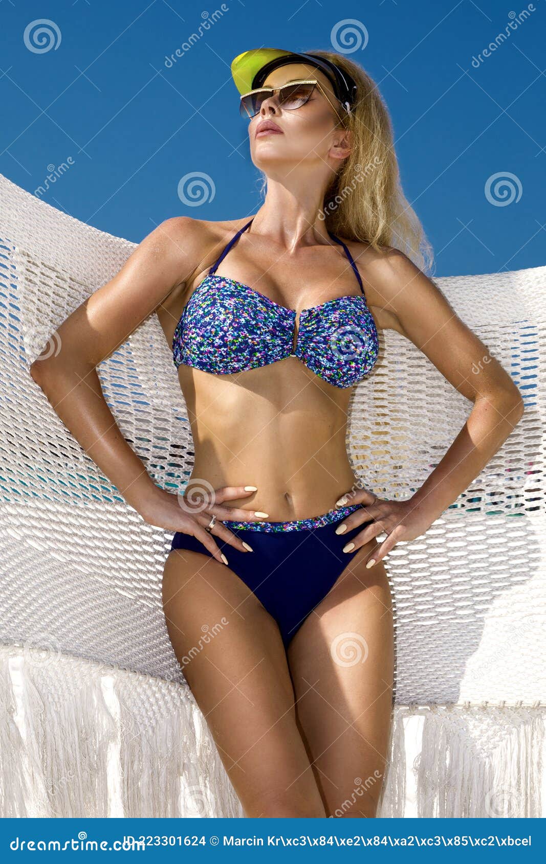 Modelo De Bikini De Una Mujer Sensual En La Playa De Arena Tropical De  Maldivas. Glamour Con Traje De Baño En Hamaca En El Paraíso Foto de archivo  - Imagen de arena,