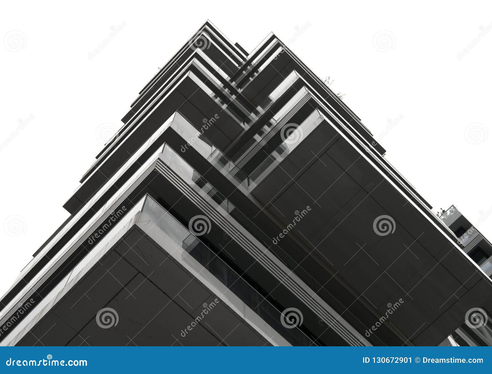 Modelo de la reflexión de un edificio moderno. La reflexión de la forma constructiva un modelo abstracto interesante