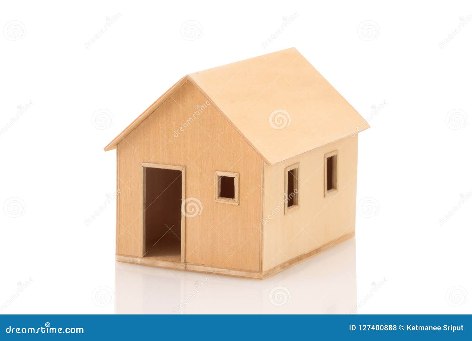 Modelo De Madera De La Casa Del Juguete En El Fondo Blanco Foto de archivo - Imagen de blanco, juguete: 127400888