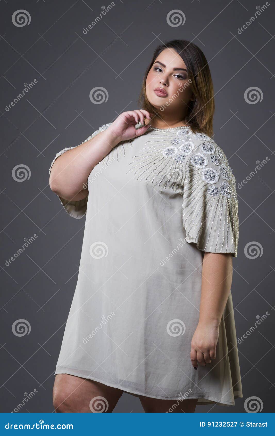 Modelo De Moda Del Tamaño Extra Grande En Ropa Casual, Mujer Gorda En Fondo  Gris, Cuerpo Femenino Gordo Imagen de archivo - Imagen de hembra, alineada:  91232527