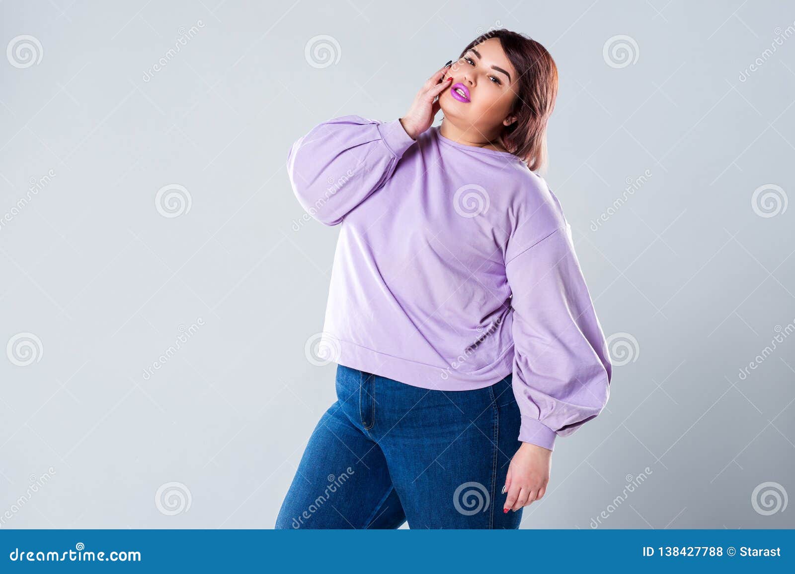 Modelo De Moda Del Tamaño Extra Grande En Casual, Mujer Gorda En Fondo Gris Foto de archivo - Imagen de 138427788
