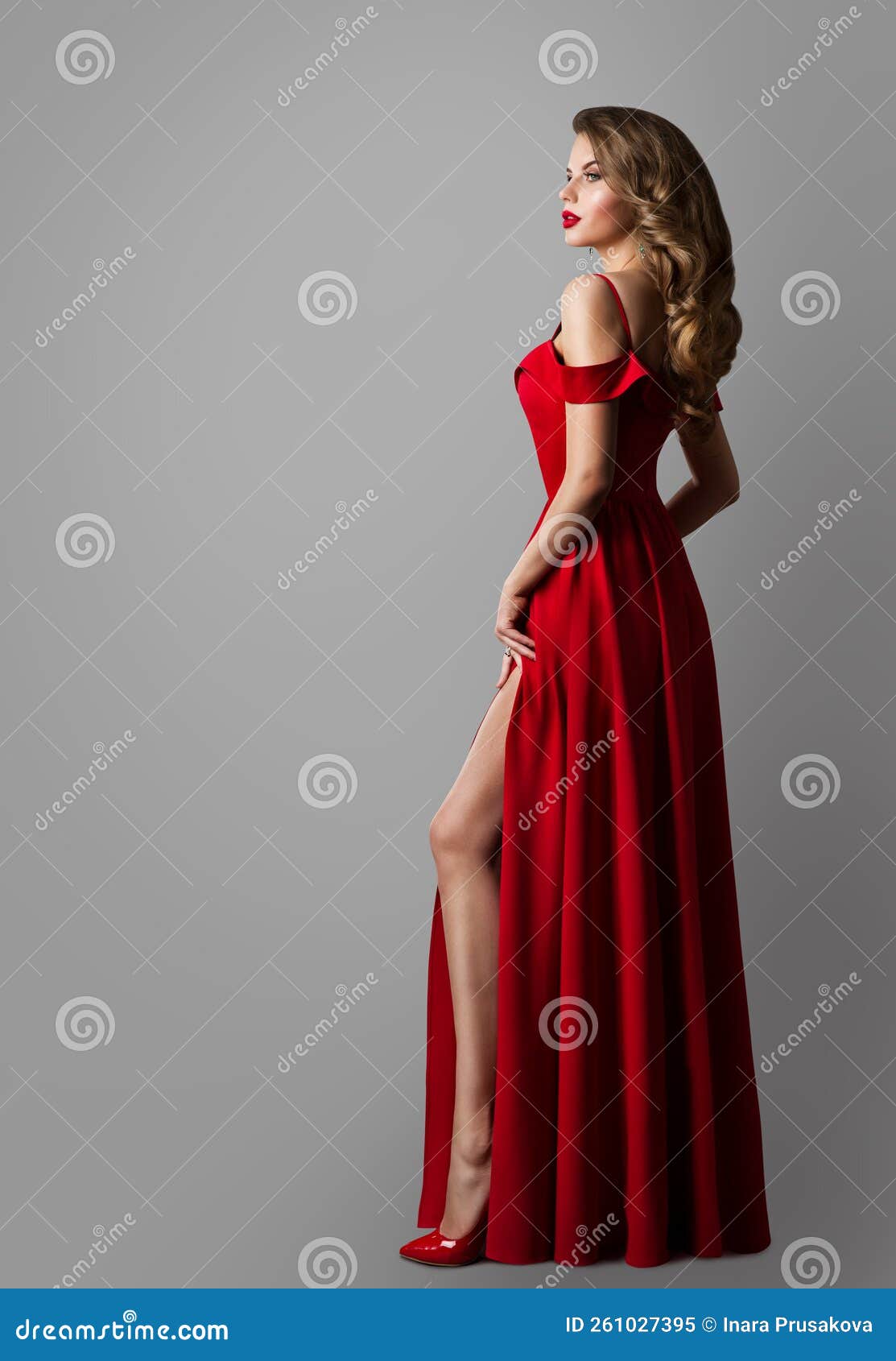 Modelo De Moda Em Vestido Vermelho Longo. Mulher Elegante De Vestido De  Noite Sobre Cinza. Garota Sexy Mostrando a Perna Cortada. Imagem de Stock -  Imagem de charme, cabelo: 261027395