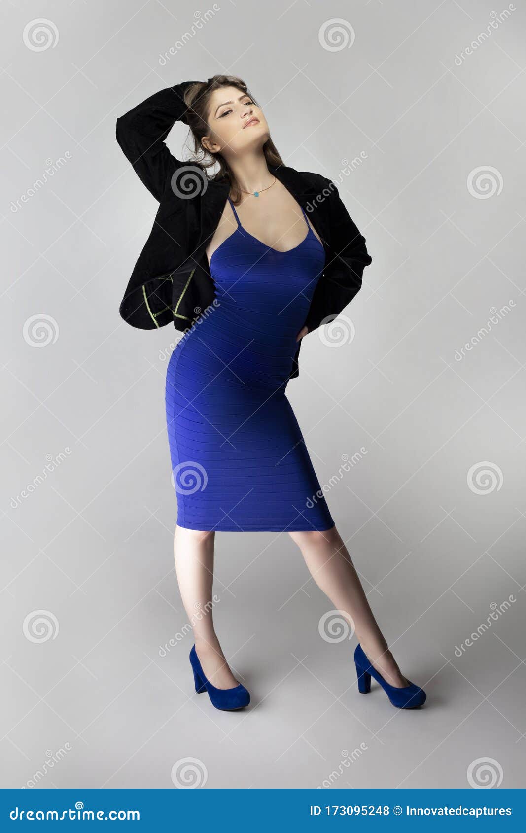 mostrar hazlo plano Prefijo Modelo De Moda Posando Con Traje De Negocios Y Sexy Vestido Azul Foto de  archivo - Imagen de estudio, persona: 173095248
