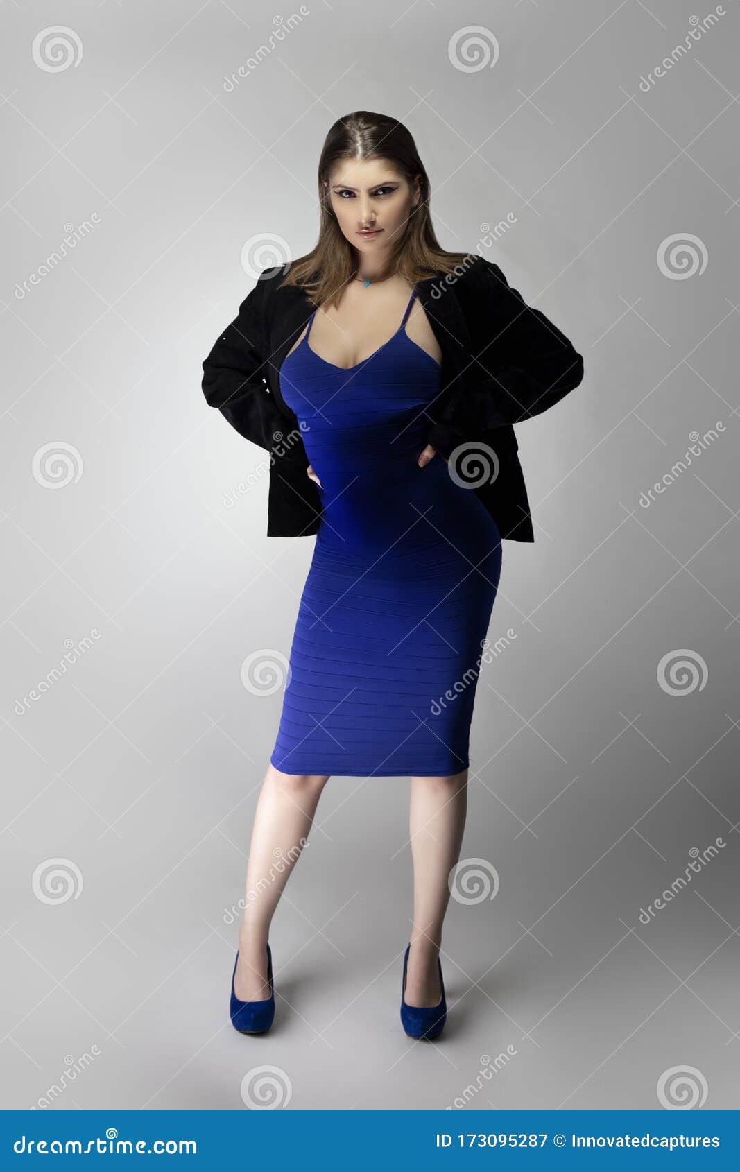 Modelo De Moda Posando Con Traje De Negocios Y Sexy Vestido Azul Imagen de  archivo - Imagen de muchacha, persona: 173095287