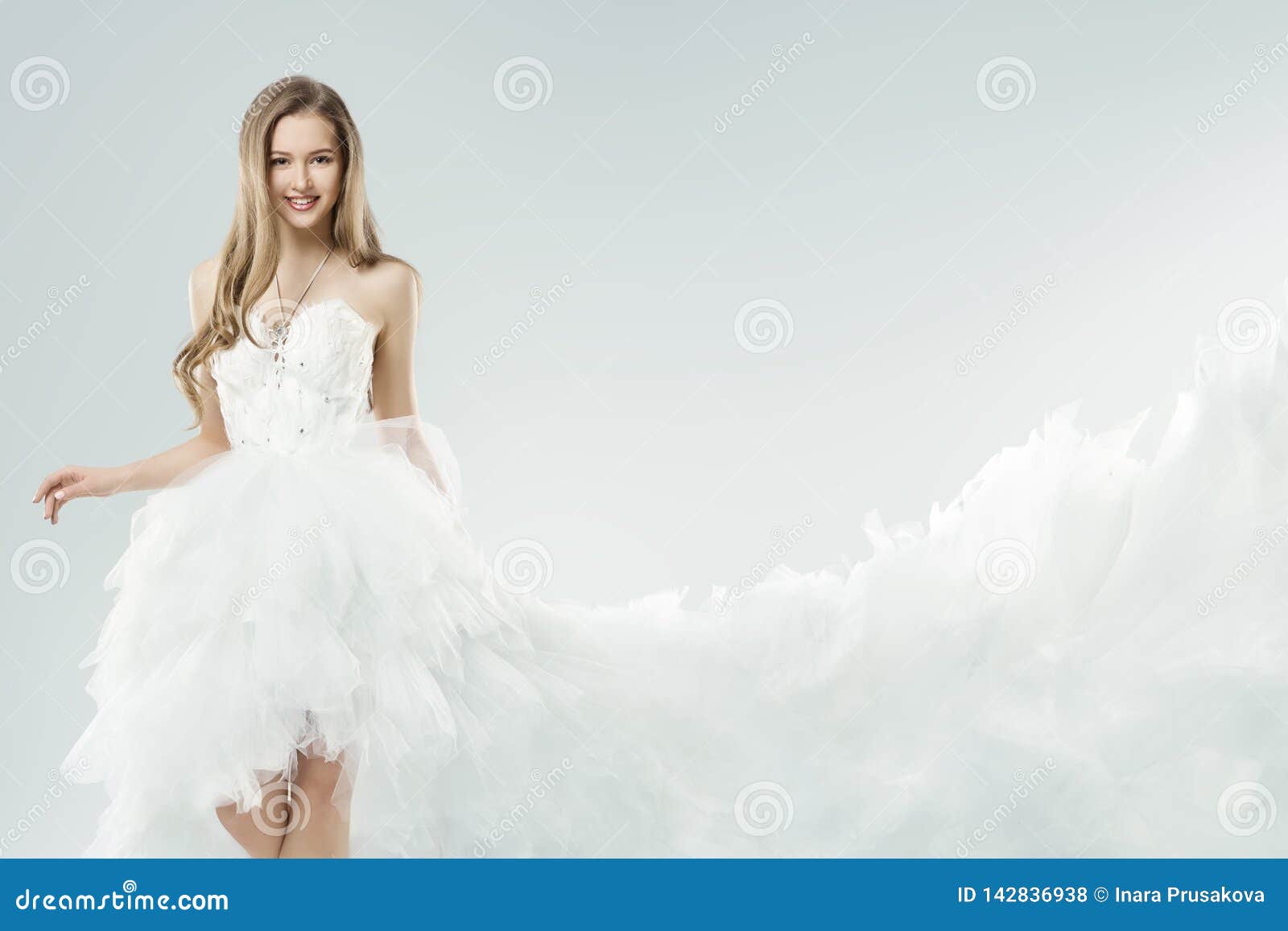 Modelo De Moda White Dress, Mujer Joven En Vestido Con El Tren De La Cola  Larga, Retrato Feliz Del Estudio De La Belleza De La Mu Foto de archivo -  Imagen de