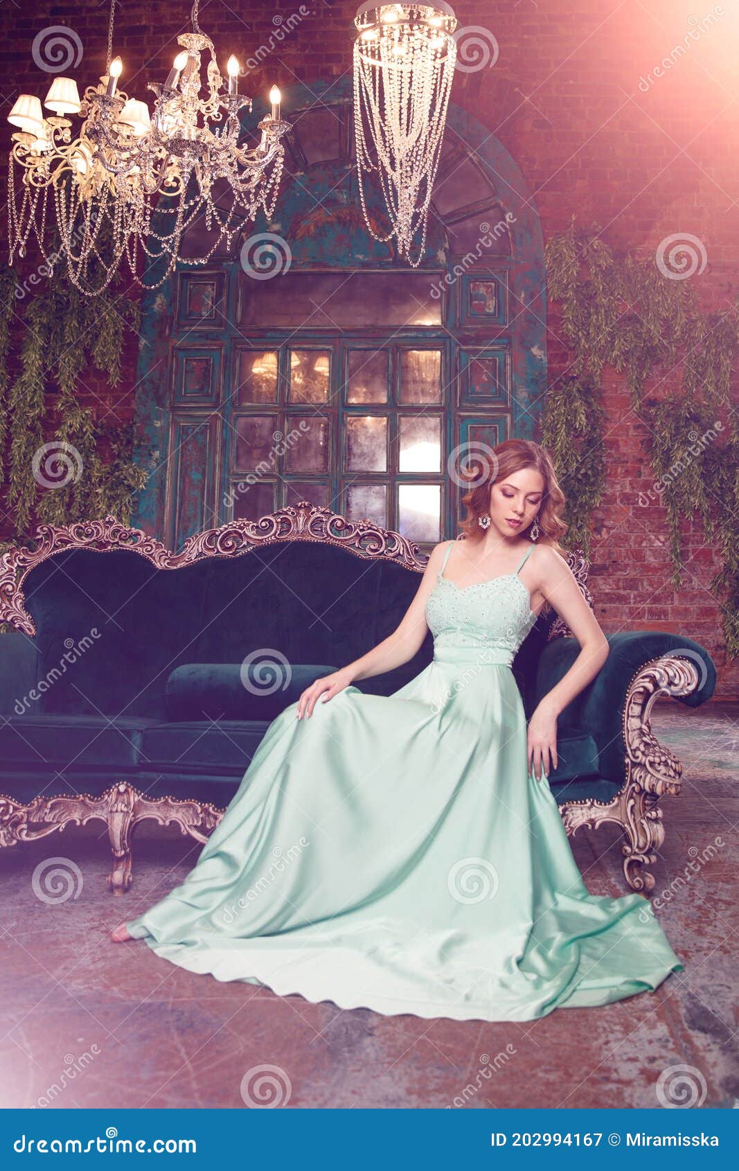 Modelo De Mujer De Lujo Con Un Vestido De Color Menta Sentado En Un Sofá Vintage. Chica De Belleza Con Un Impresionante Maquillaje Imagen de archivo - Imagen de elegancia, persona: 202994167 Modelo De Mujer De Lujo Con Un Vestido De Color Menta Sentado En Un Sofá Vintage. Chica De Belleza Con Un Impresionante Maquillaje Imagen de archivo - Imagen de elegancia, persona: 202994167