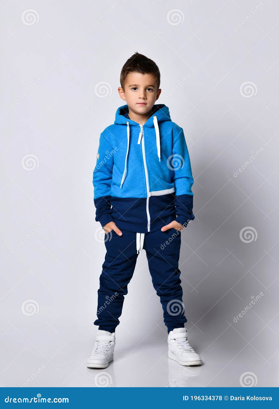 Modelo De Niño Pequeño En Retrato De Traje Deportivo Foto de archivo -  Imagen de deportes, aislado: 196334378