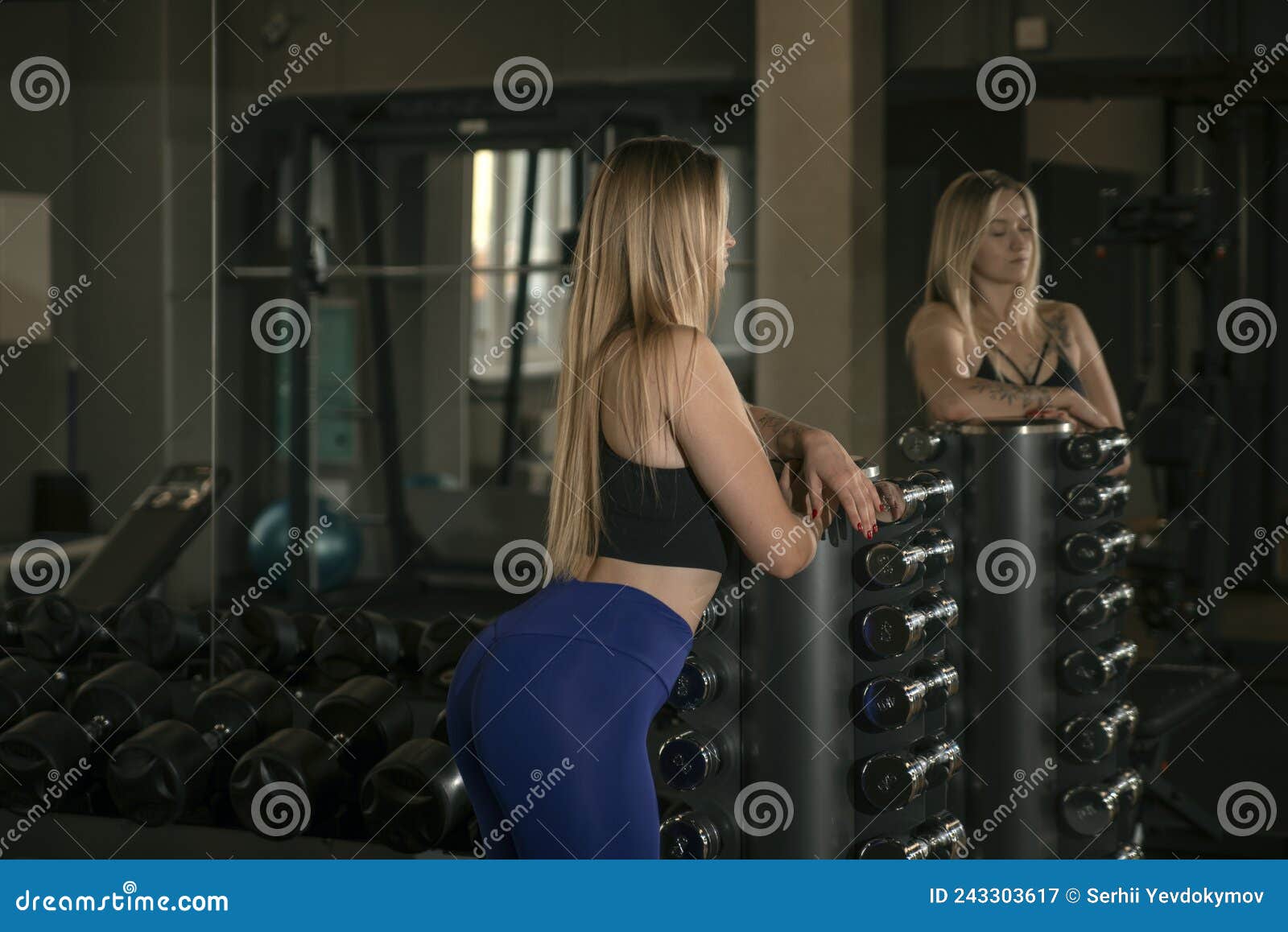 Modelo De Retrato, Modelo, Senhora, Usando Trajes Esportivos. Garota  Próxima Aos Burros Na Academia. Poses Loiras Para Fotos Imagem de Stock -  Imagem de forte, espelho: 243303617