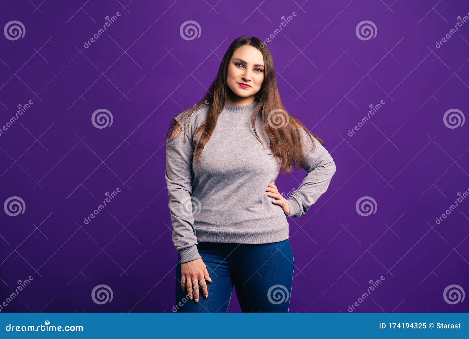 Modelo De Talla Extra Grande Mujer De Ropa Casual En Fondo Morado Imagen archivo - Imagen de lindo, gente: 174194325