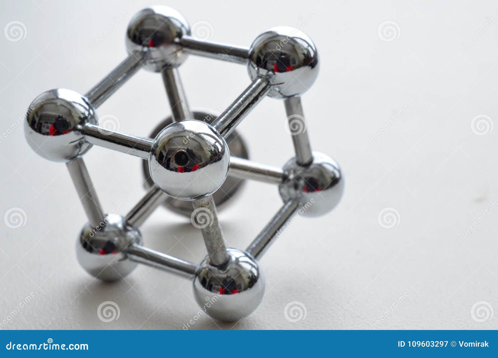 Modelo Decorativo De Una Molécula Del Hierro Hecha Del Acero Inoxidable  Imagen de archivo - Imagen de brillo, hecho: 109603297