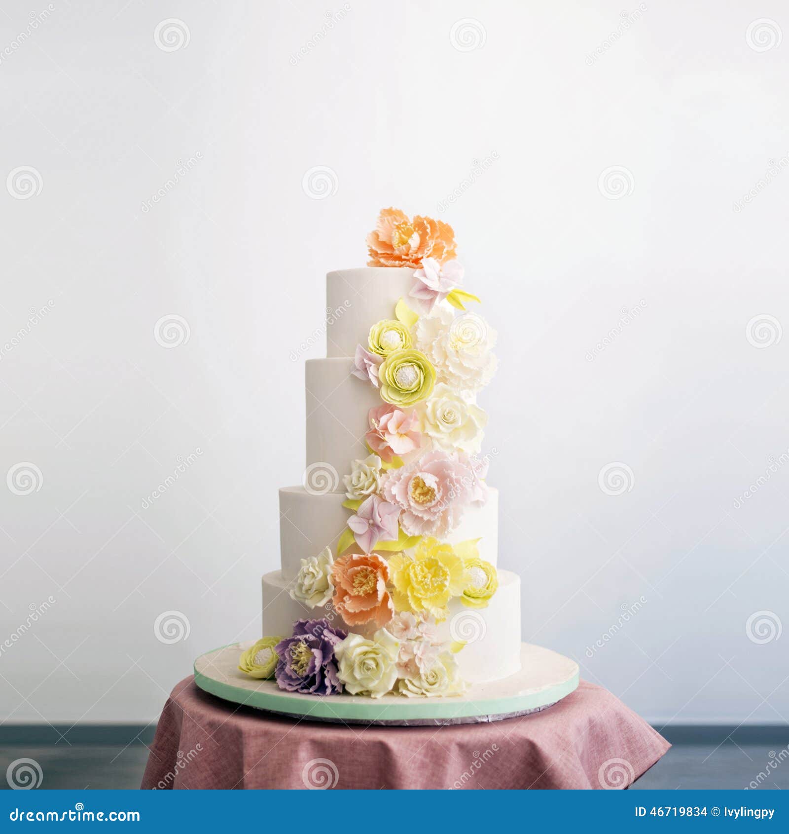 Bolo De Casamento - Jogo Sobre Foto de Stock - Imagem de adulto, machos:  104132526