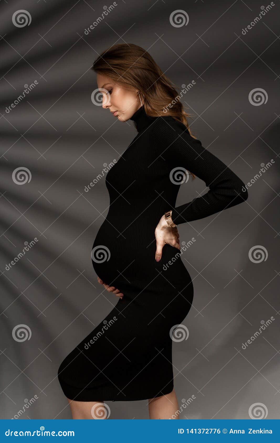 Pelágico Unirse Multa Modelo Embarazada Hermoso En Vestido Negro Con Las Sombras En El Fondo Foto  de archivo - Imagen de abdomen, vientre: 141372776