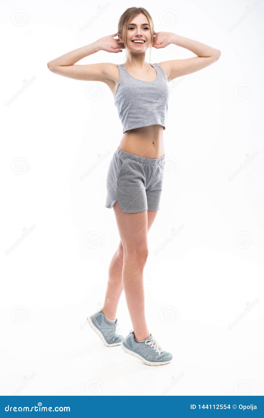 Moda de fitness. Cuerpo completo de una mujer joven determinada en ropa  deportiva aislada en blanco Fotografía de stock - Alamy
