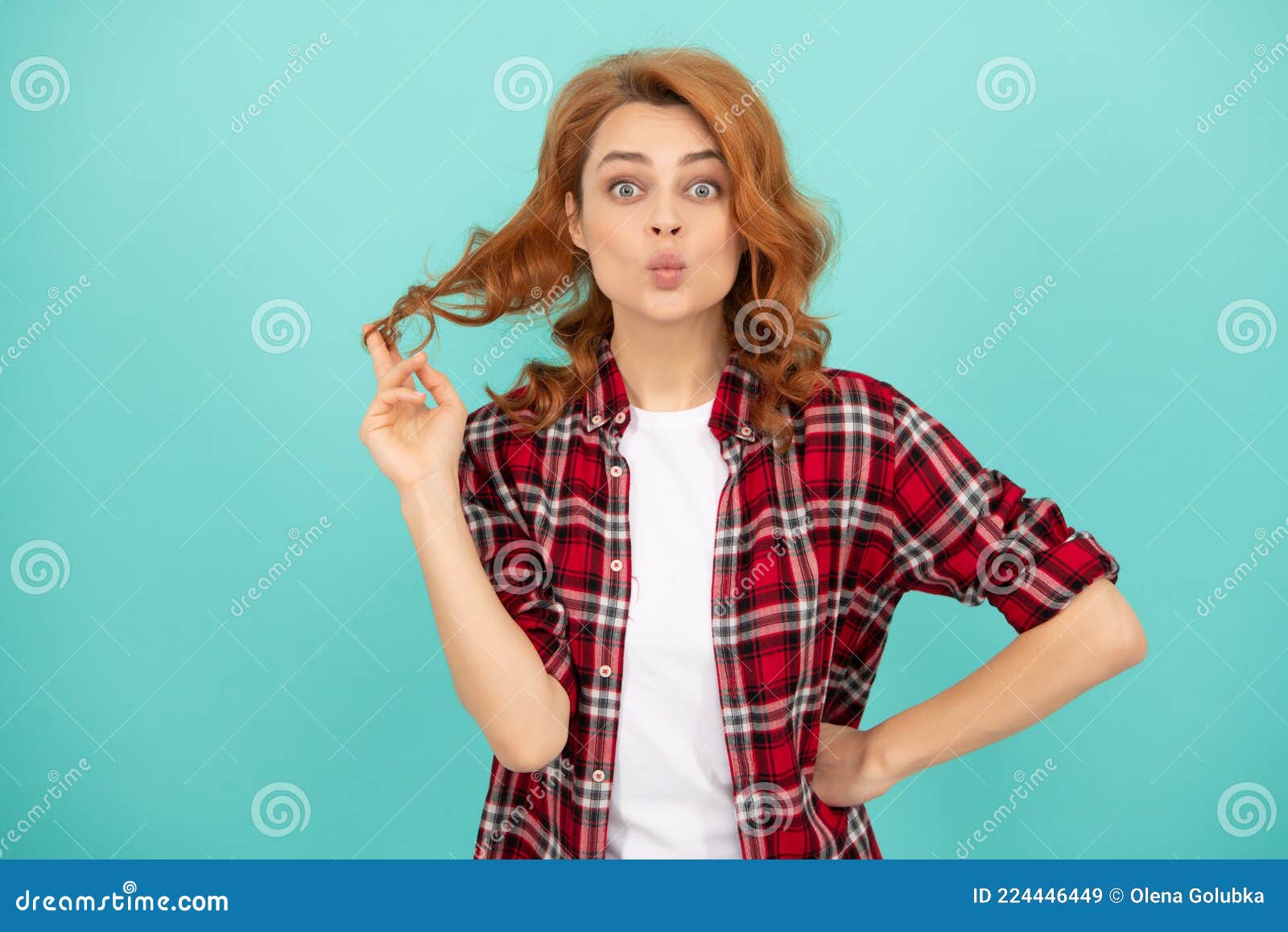 Declaración Superar Escepticismo Modelo Femenino En Camisa a Cuadros. Bonito Aspecto De Una Joven Sonriente.  Mujer De Cabello Rojo. Imagen de archivo - Imagen de emocional, checkered:  224446449