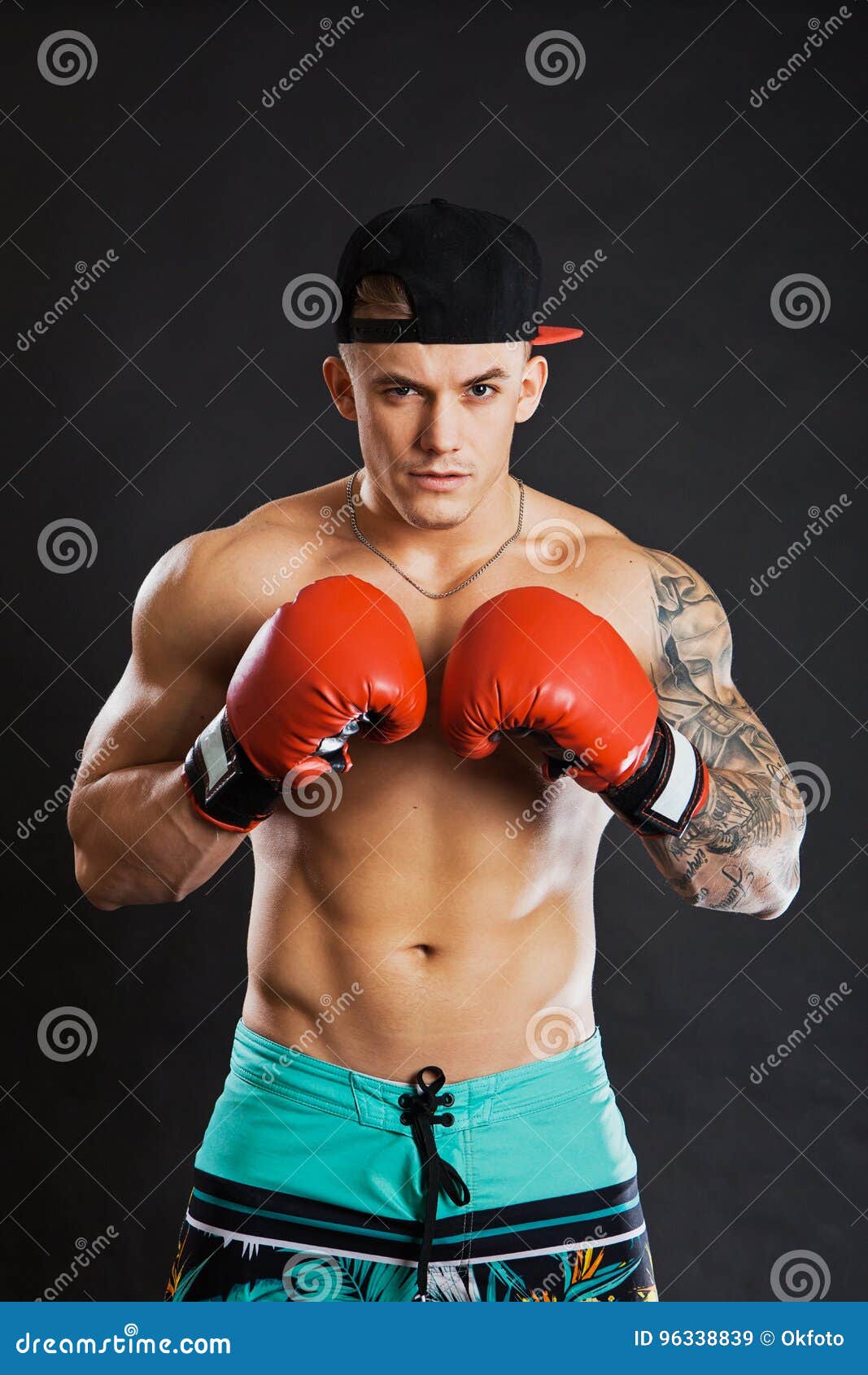 Retrato Del Primer Del Hombre Joven Con El Casco Del Boxeo Imagen de  archivo - Imagen de muscular, combatiente: 79058559