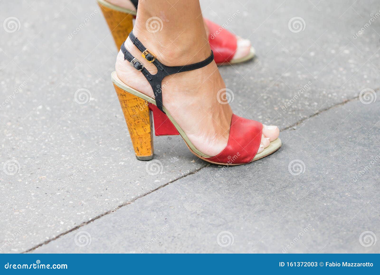Modelo Lleva Un De Zapatos Rojos Con Tacones De Corcho Foto de archivo editorial - Imagen de retrato, muchacha: