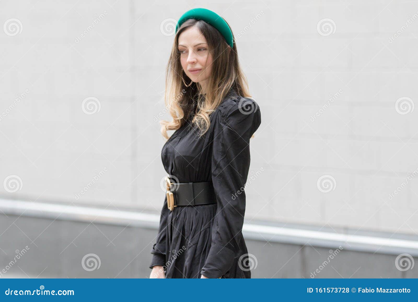 Lleva Un Vestido Negro, Un Cinturón Gucci Negro Y Un Clip Pelo Verde de archivo editorial - Imagen de pelo, ocasional: 161573728