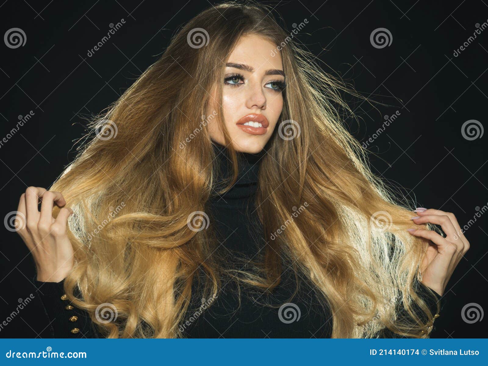 Modelo Louro Sensual Com Cabelo Lindo. Mulher Sexy Com Cabelos Longos  Saudáveis E Maquiagem Perfeita. Estilo Cabelo Moda. Foto de Stock - Imagem  de sensualidade, atrativo: 214140174