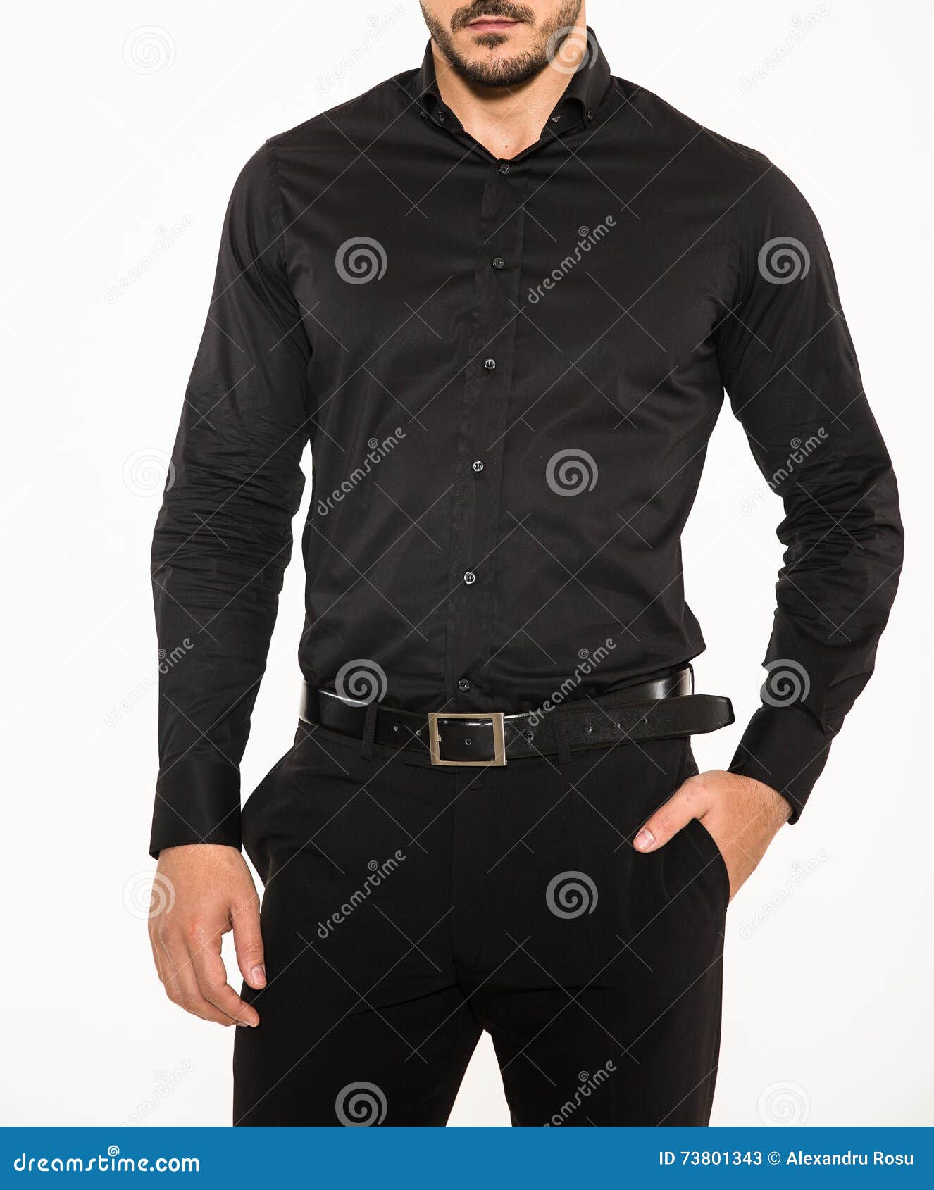 Modelo Masculino Con Los Negros Elegantes, La Correa La Camisa Negra de archivo Imagen de empresario, lazo: 73801343