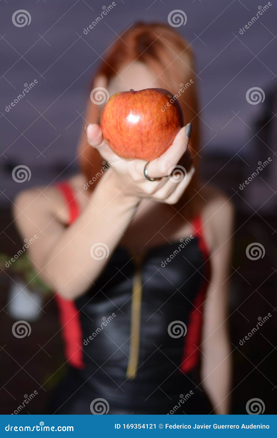 modelo mujer sosteniendo una manzana