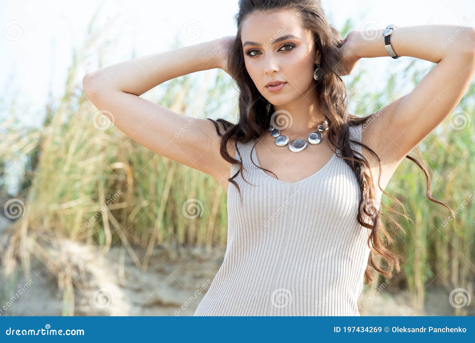 Belo Modelo Em Vestido No Estilo Hippie Posando Na Praia De Verão