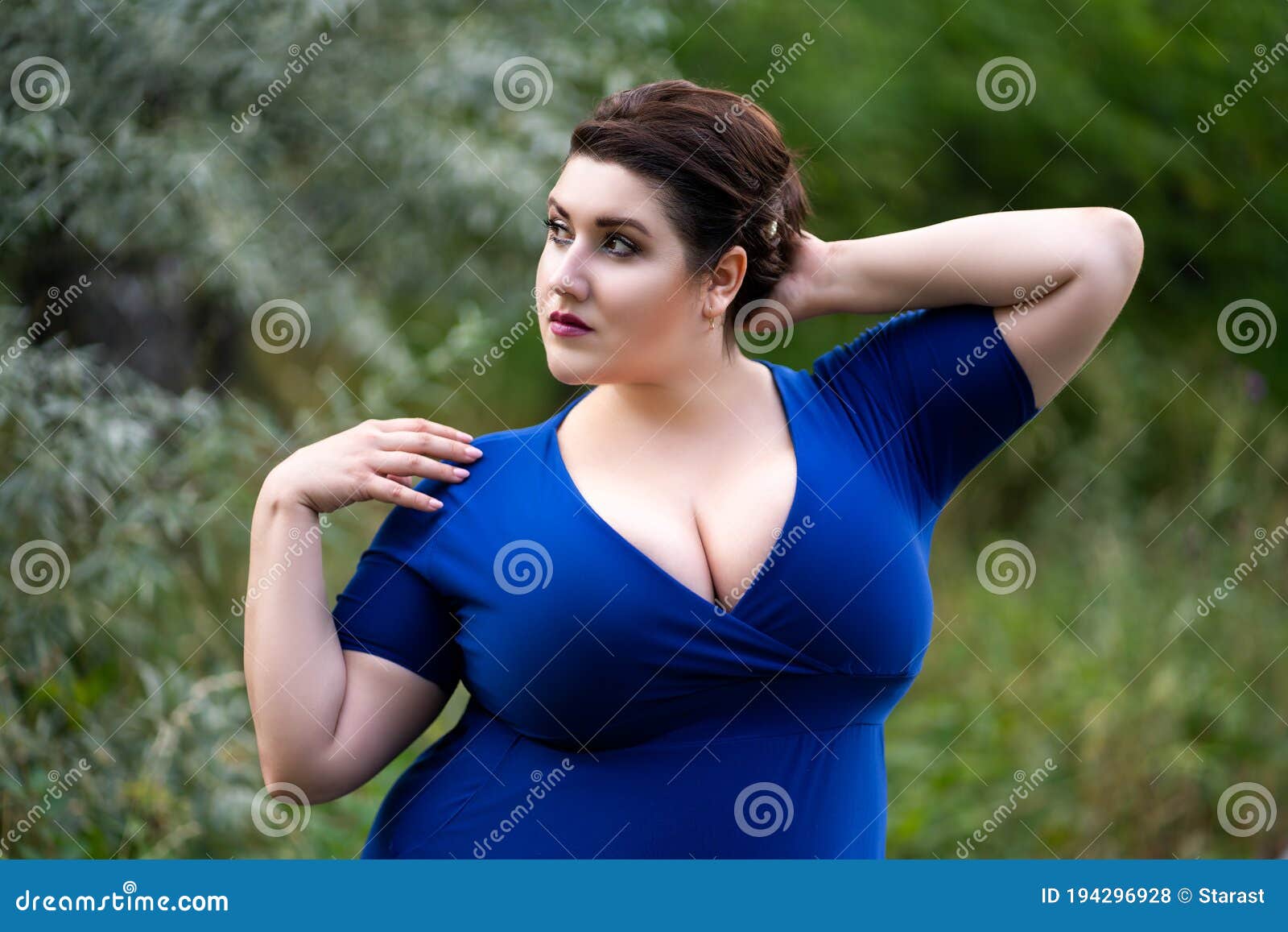 Modelo Sensual Mais Tamanho Em Vestido Azul Com Um Profundo Colar Ao Ar  Livre Linda Mulher Gorda Com Seios Grandes Na Natureza Foto de Stock -  Imagem de curva, grande: 194296928