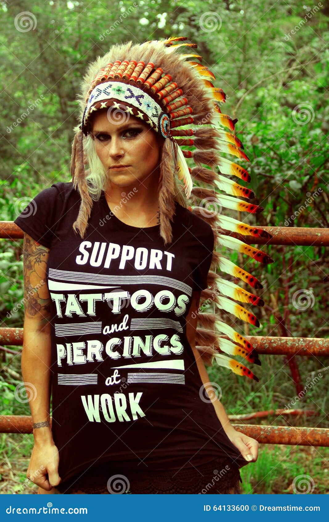 Modelo Tattooed Com Mantilha Indiana Imagem Editorial Imagem de