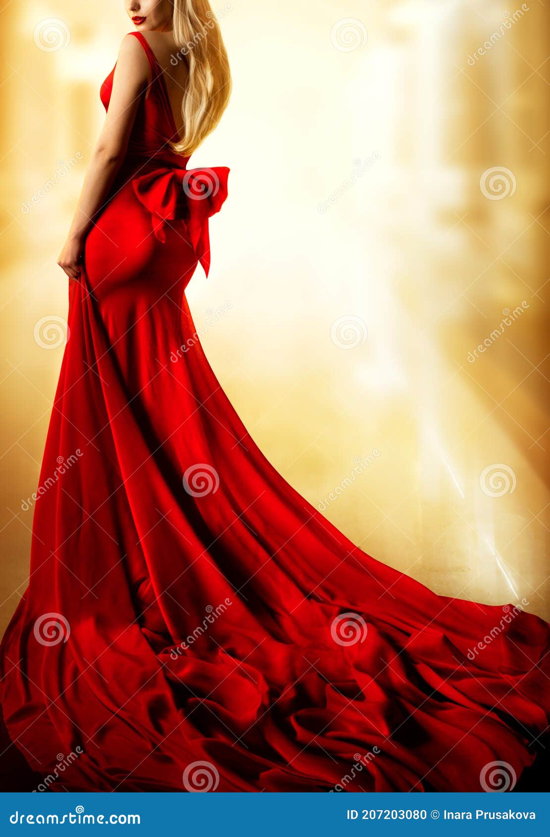 Modelo Rojo Moda Mujer Rubia En La Larga Noche Gown Back View. Fondo De Iluminación Amarillo Foto de archivo - Imagen de encanto, rubio: 207203080