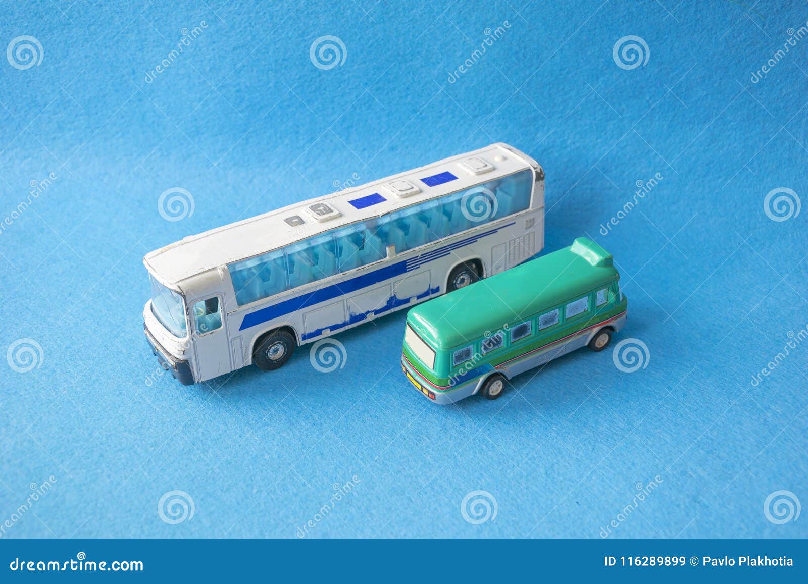 Modelos De Escala De Los Pequeños Autobuses Coloreados Del Juguete Imagen  de archivo - Imagen de viaje, metal: 116289899