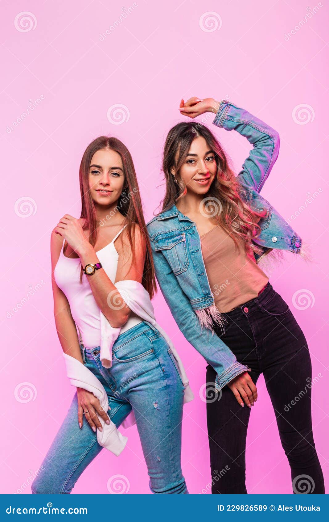 Modelos De Moda Divertidos Atractivas Mujeres Con Sonrisa En Jeans