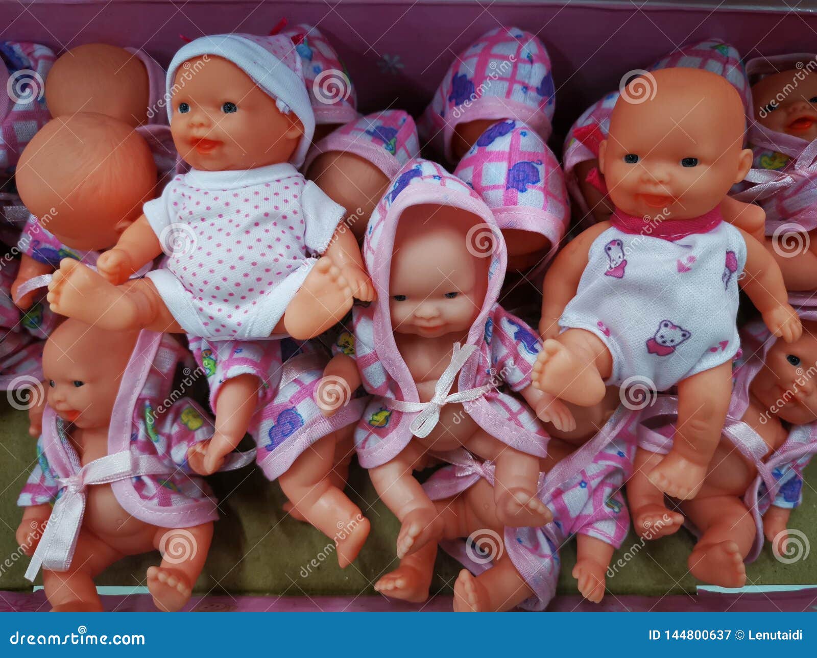 Modelos E Tamanhos Diferentes Das Bonecas Dos Brinquedos Imagem de