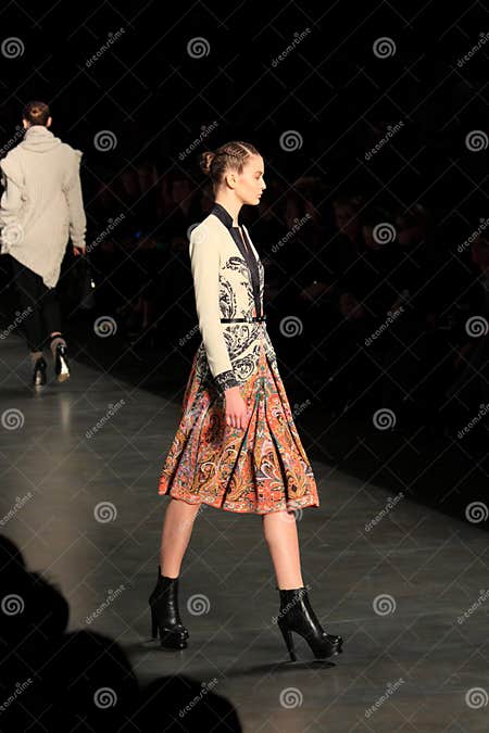 Models on the Catwalk Milan Editorial Stock Image - Image of glamour ...