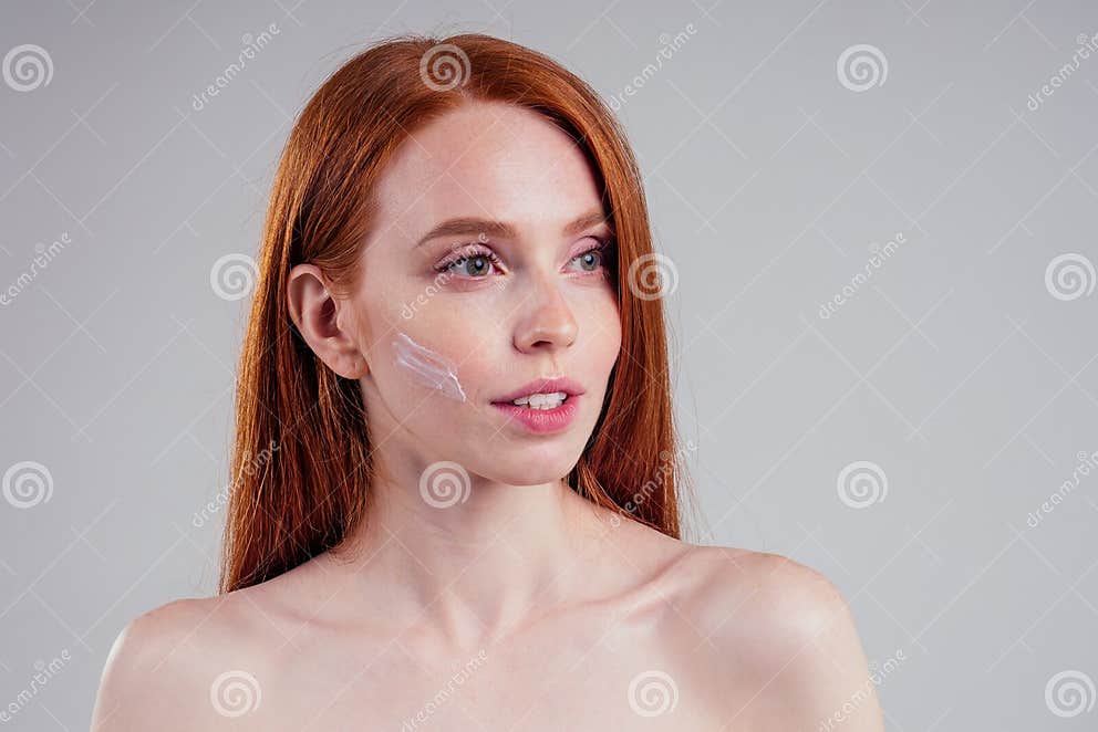 Modeportrait Des Rotkopfmodells Nackt Mit Perfektem Hautstudio Auf