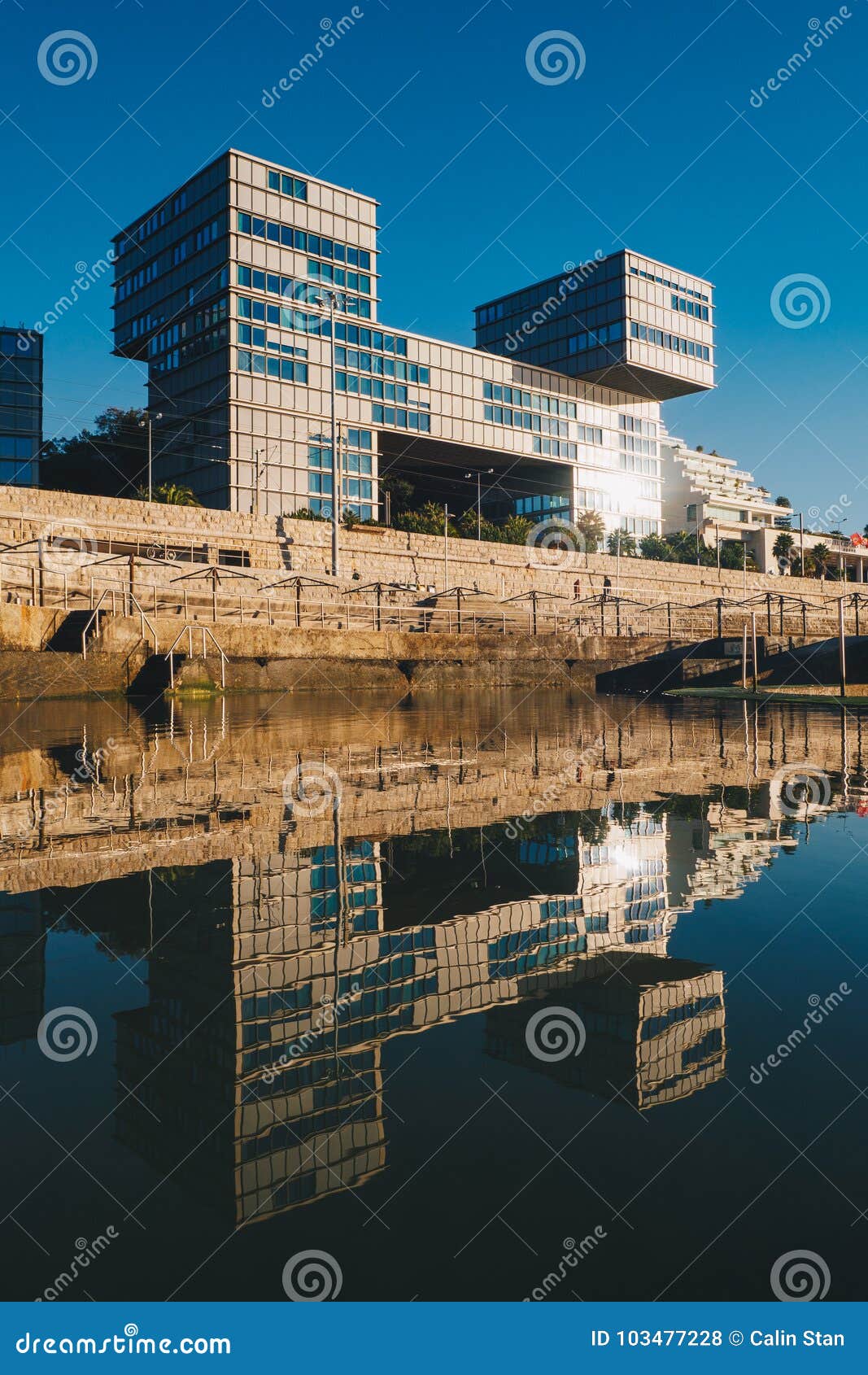 modern architecture in cascais, portugal. piscina oceanica alberto romano reflection