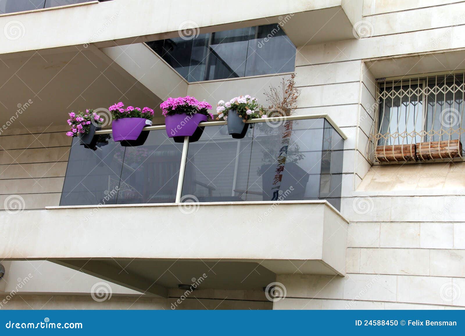 een convergentie Concreet Modern balkon stock foto. Image of israël, venster, aviv - 24588450