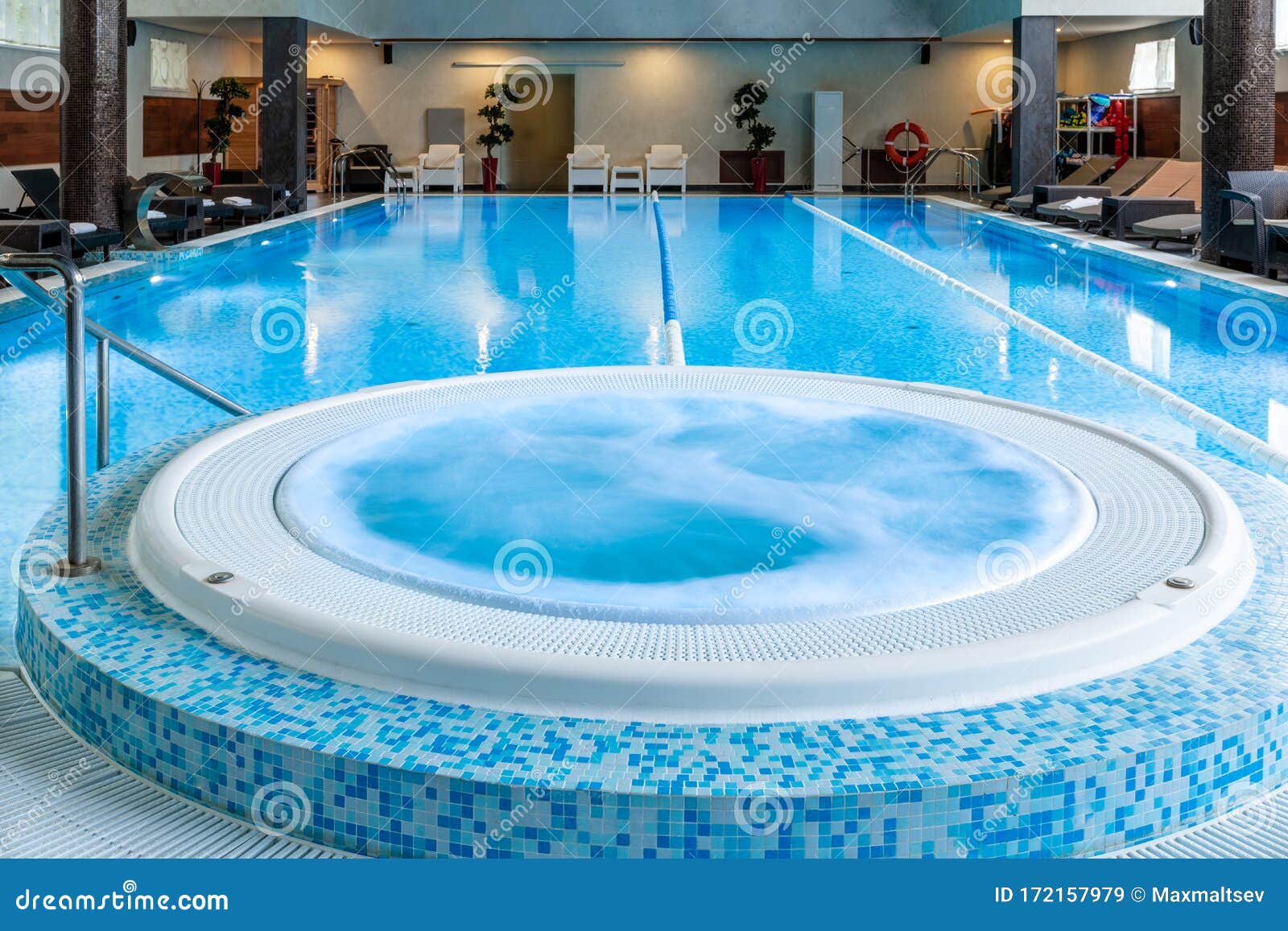 Bể bơi nội thất khách sạn sang trọng: \