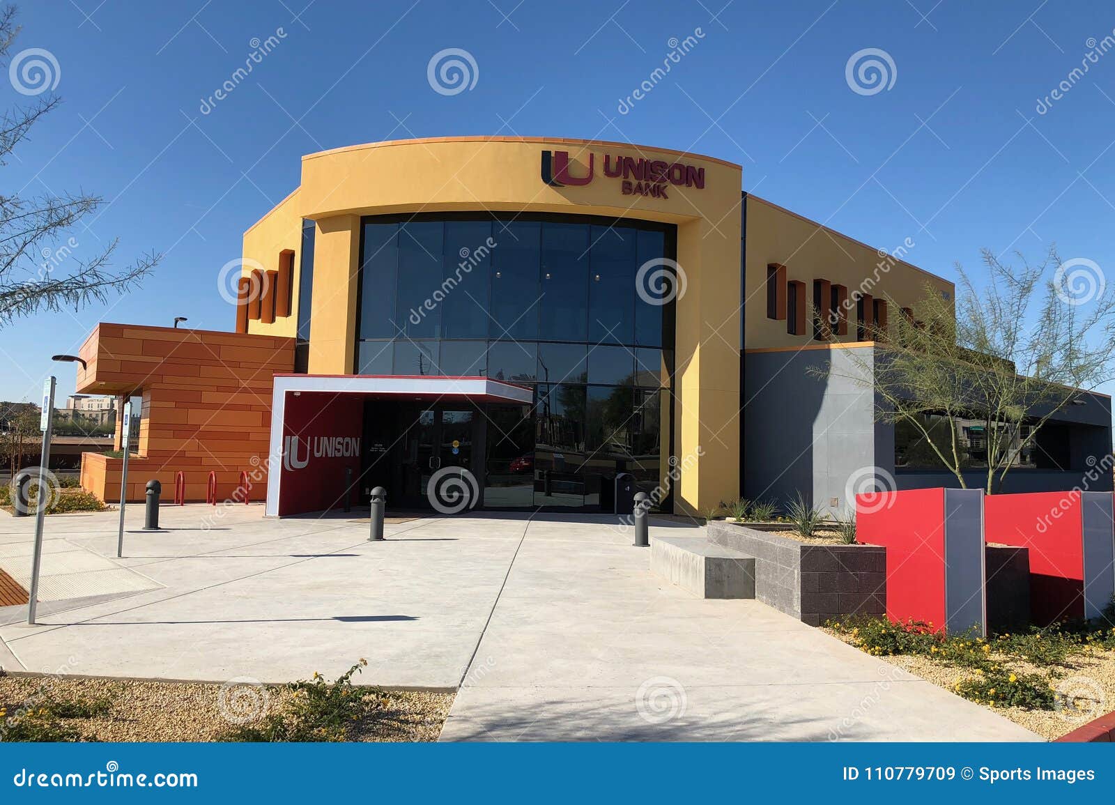 Modern Design of a Bank in Gilbert Arizona. Editorial Stock Image