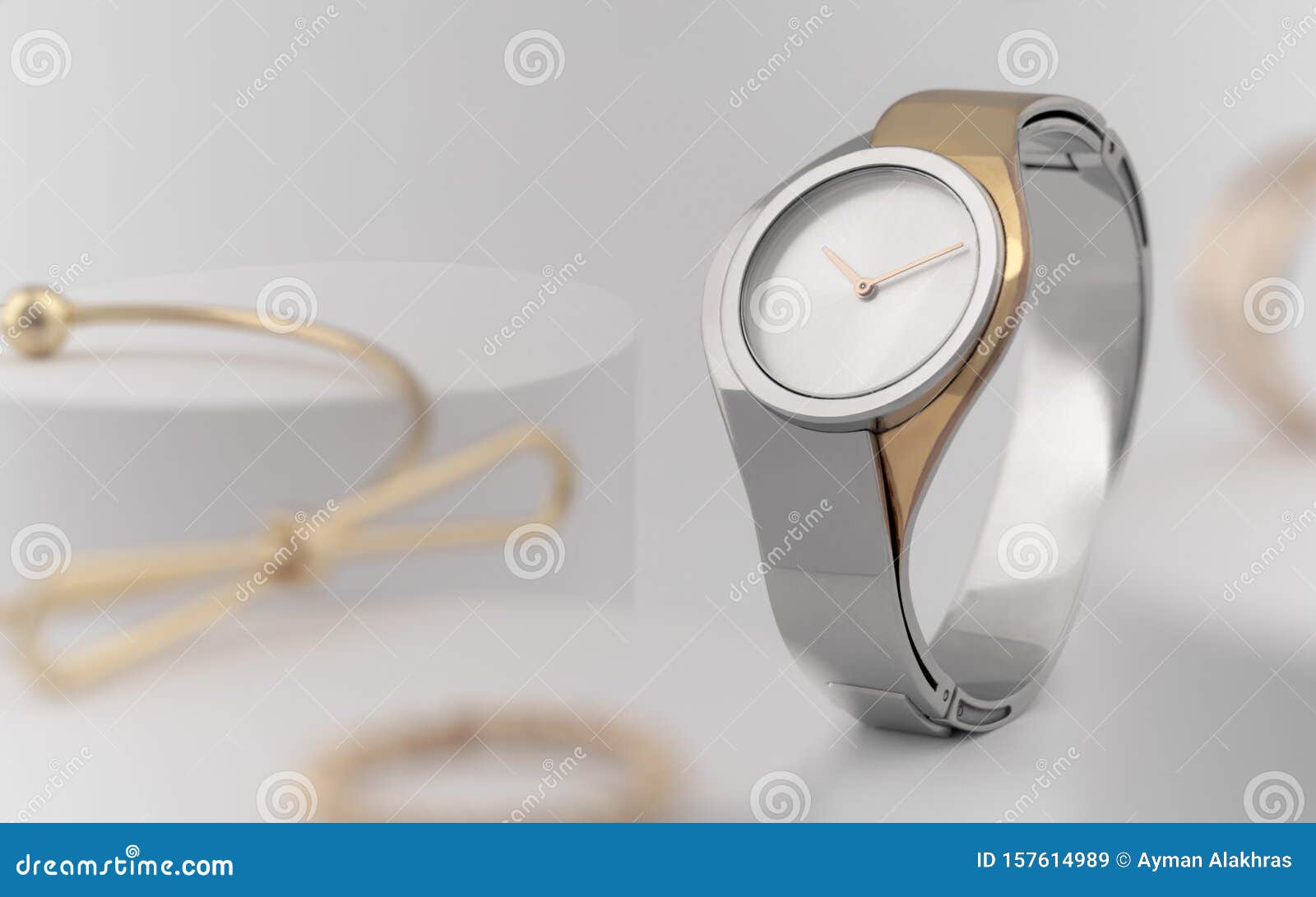 Antarktis befolkning Retfærdighed Modern Golden and Silver Wrist Watch between Golden Accessories Stock Image  - Image of female, luxury: 157614989
