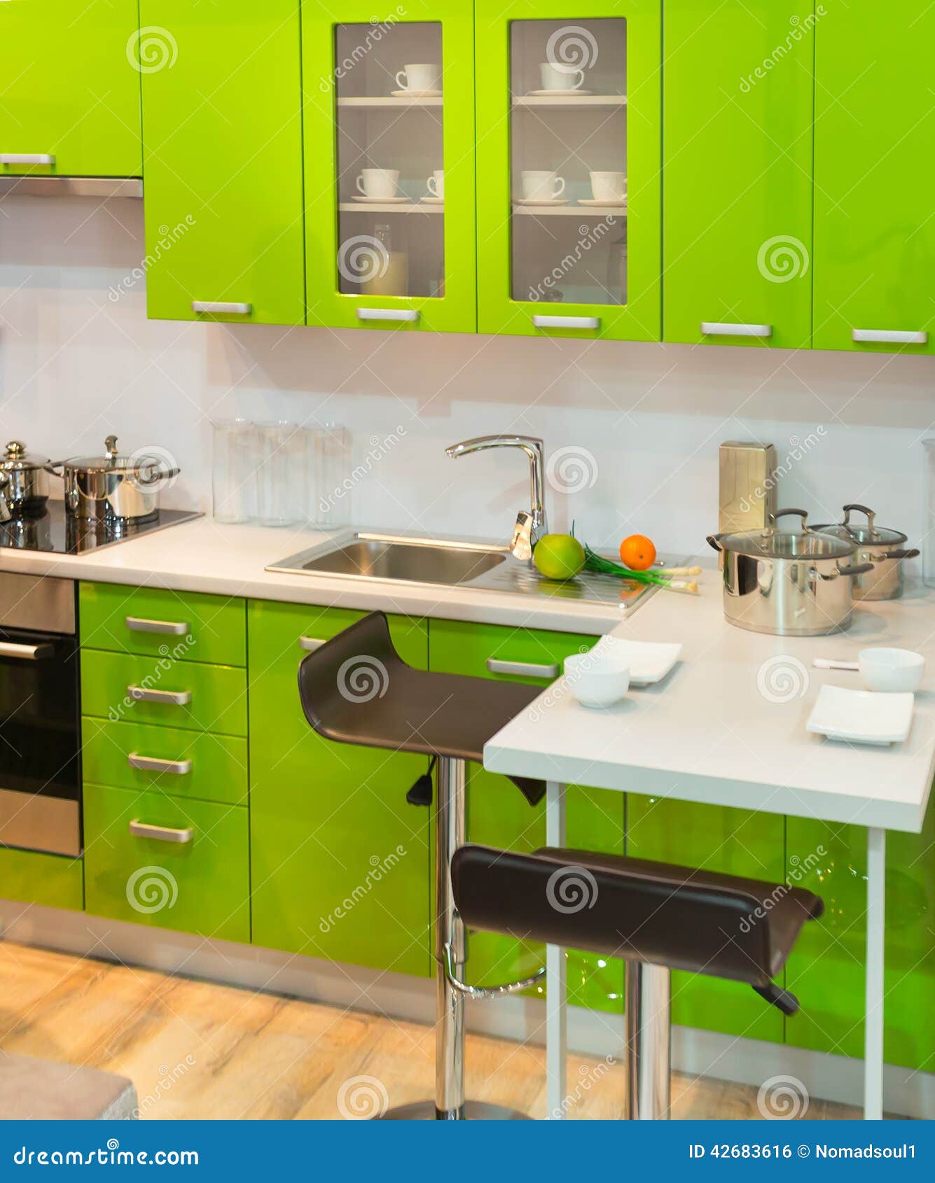 Modern grön design för kökrengöringinre arkivfoto bild: 42683616
