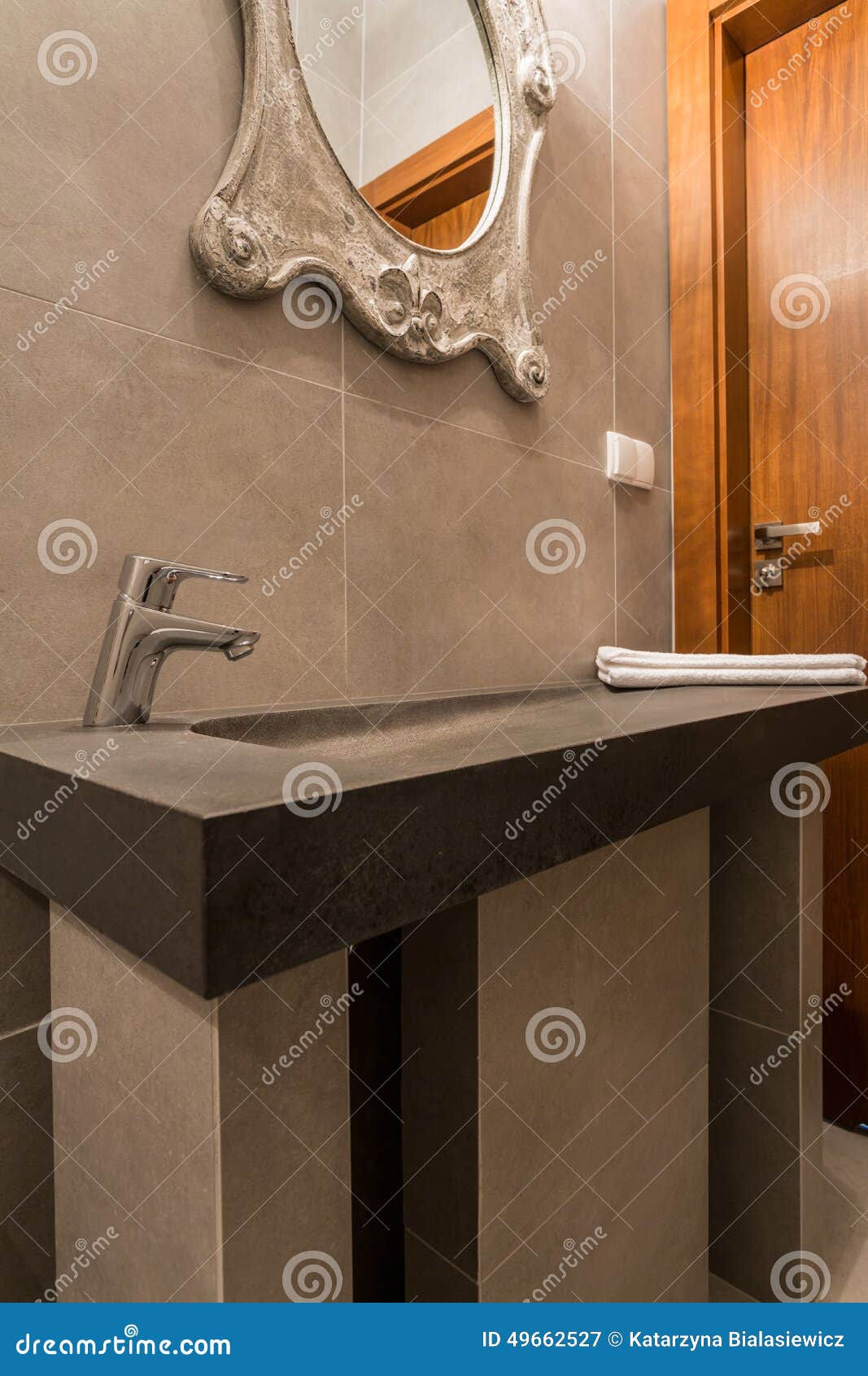 Modern handfat i lyxigt badrum arkivfoto bild: 49662527