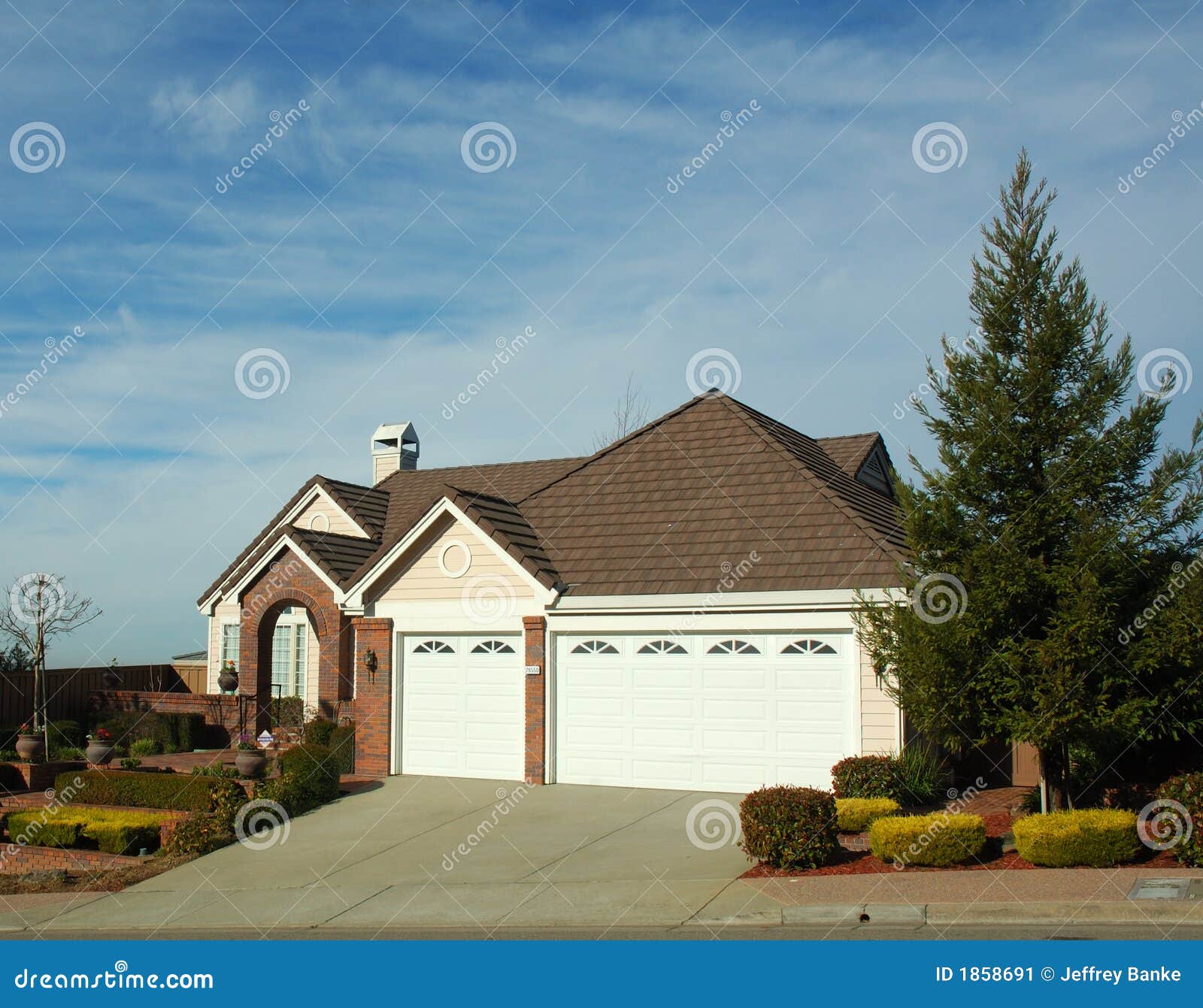 Modern home in Hayward stock image. Image of dwelling 1858691