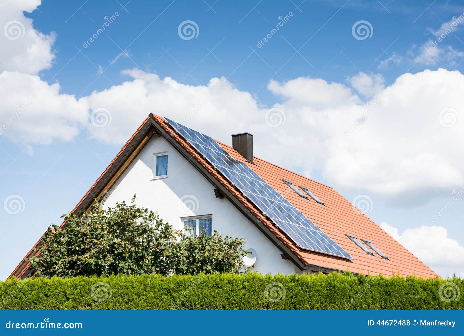 Modern Huis met Photovoltaic Systeem. Modern huis met photovoltaic zonnecellen op het dak voor alternatieve energieproductie