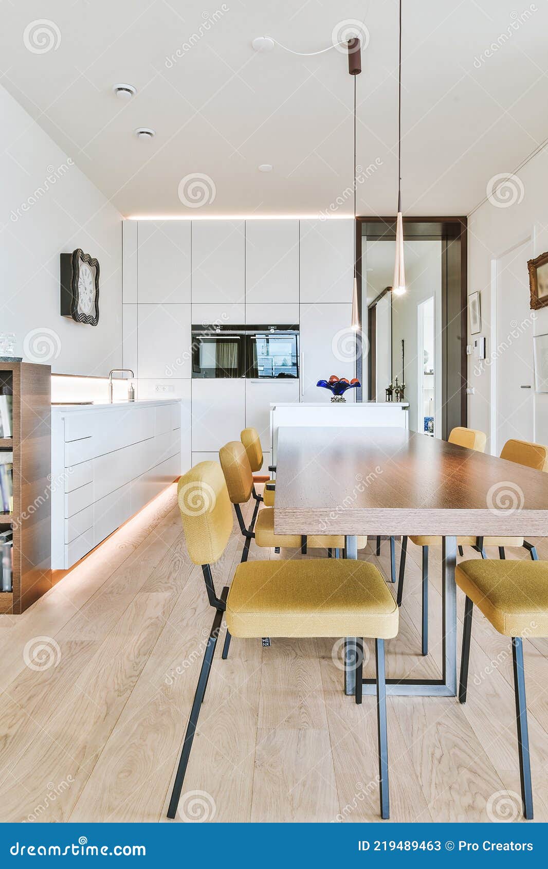 amplitude Barmhartig Scherm Modern Interieur Thuis Met Eetzone En Keuken Stock Afbeelding - Image of  huisvesting, landgoed: 219489463