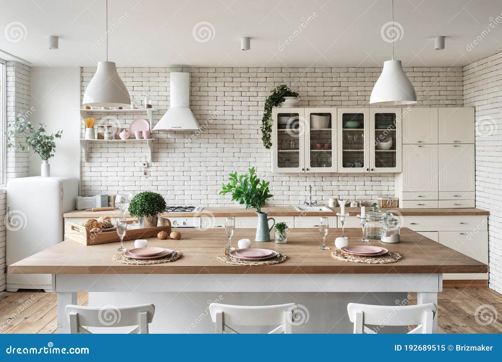 Không gian nội thất nhà bếp trắng là điểm nhấn tuyệt đẹp của căn nhà. Tông màu trắng tinh khiết tạo cảm giác sạch sẽ, mở rộng hơn cho không gian. Mỗi khi đến nhà bếp, bạn sẽ cảm thấy thư giãn và hứng thú để nấu những món ăn ngon.