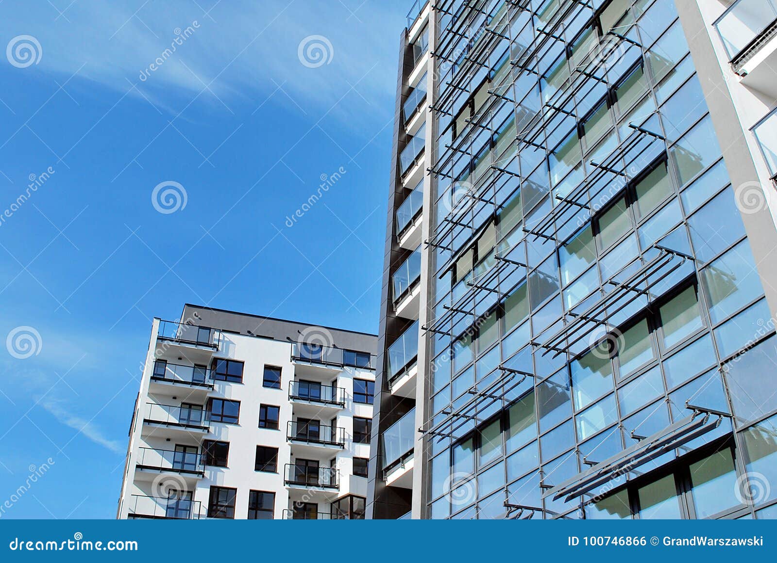 Modern, LuxeFlatgebouw. Abstract fragment van eigentijdse die architectuur, muren van glas en beton worden gemaakt