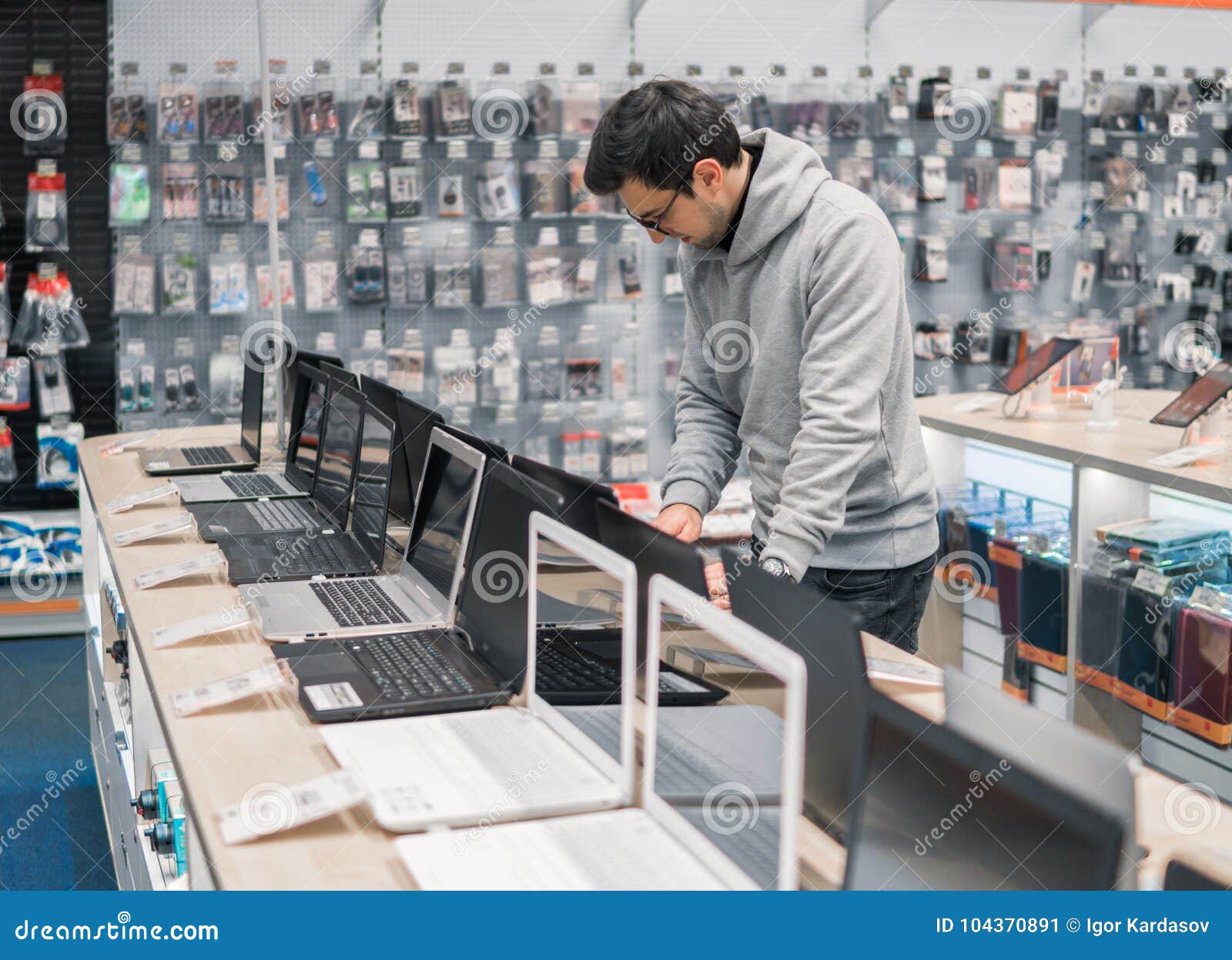 119,611 Computer Store Stock Photos - Free & Royalty-Free Stock Photos from  Dreamstime
