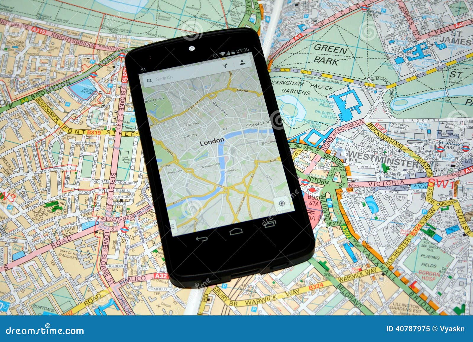 modern mobile maps vs traditional paper maps for navigation