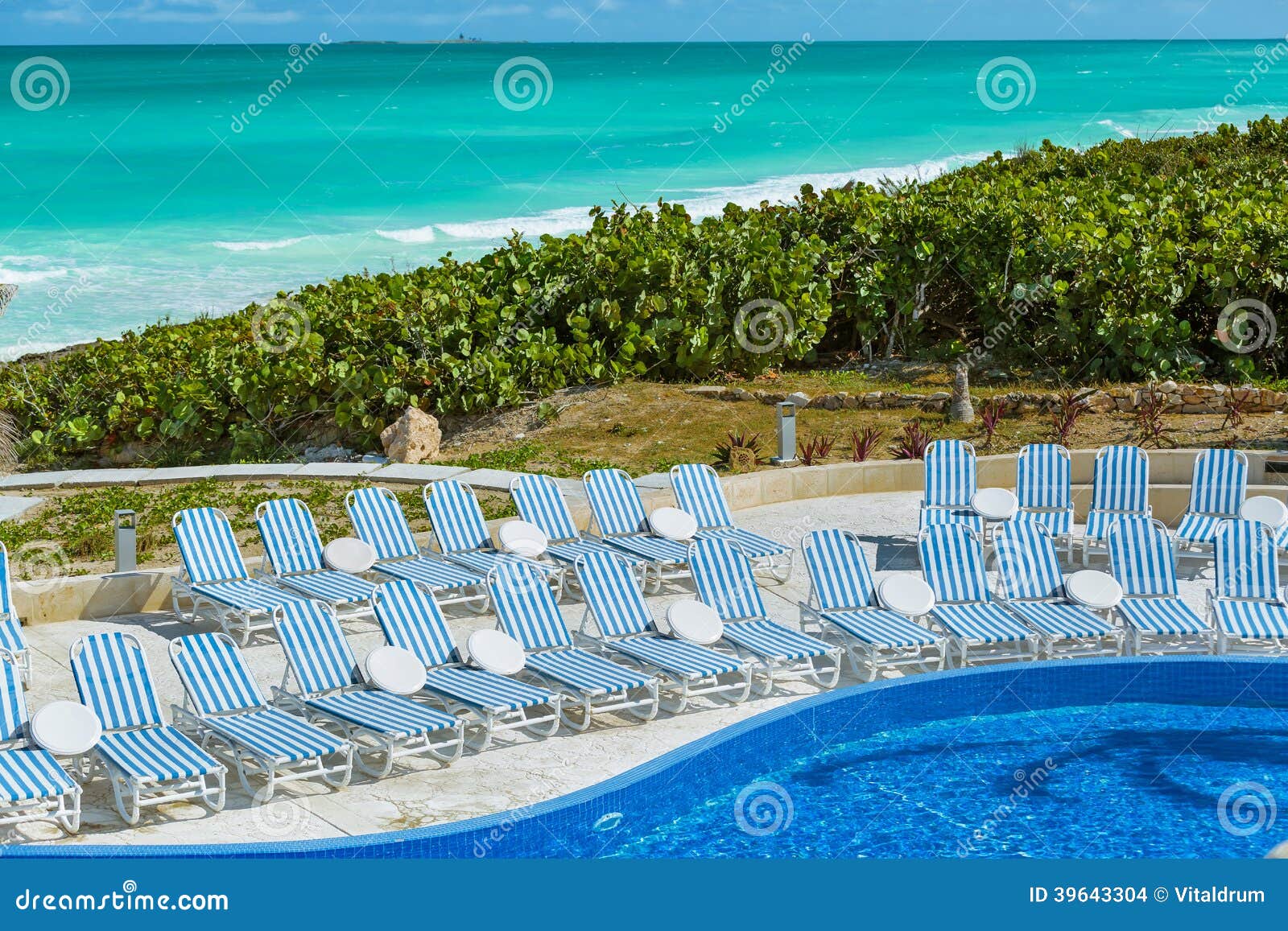 Fragment van modern modieus zwembad en grote natuurlijke, tropische achtergrond bij het eilandstrand van Cayo Coco