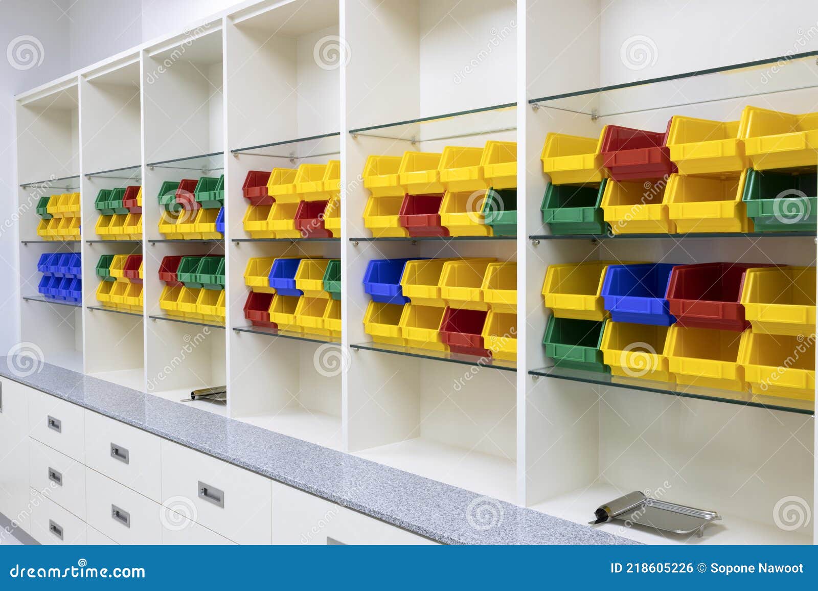 https://thumbs.dreamstime.com/z/modern-pharmacy-shelves-multicolor-boxes-modern-pharmacy-shelves-multicolor-boxes-storage-218605226.jpg